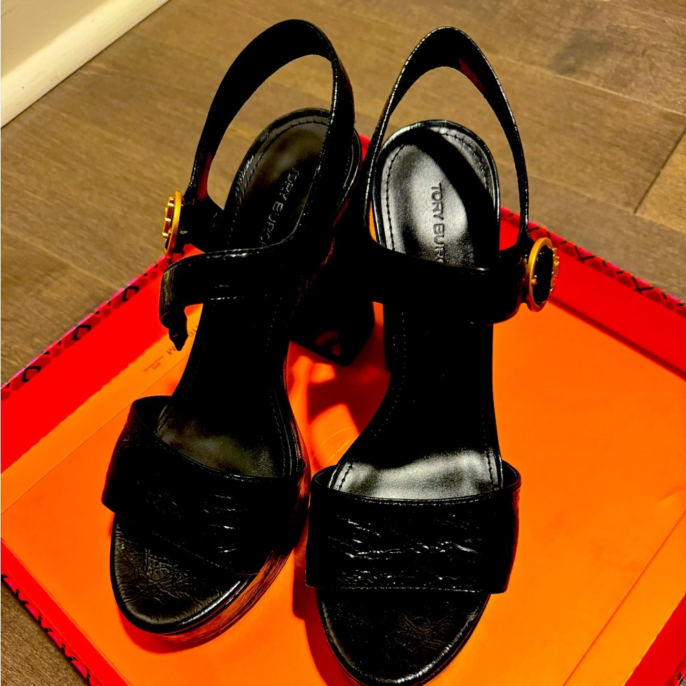 MARTINE PLATFORM 115MM SANDAL
GOSPEL MESTICO - PATENT-